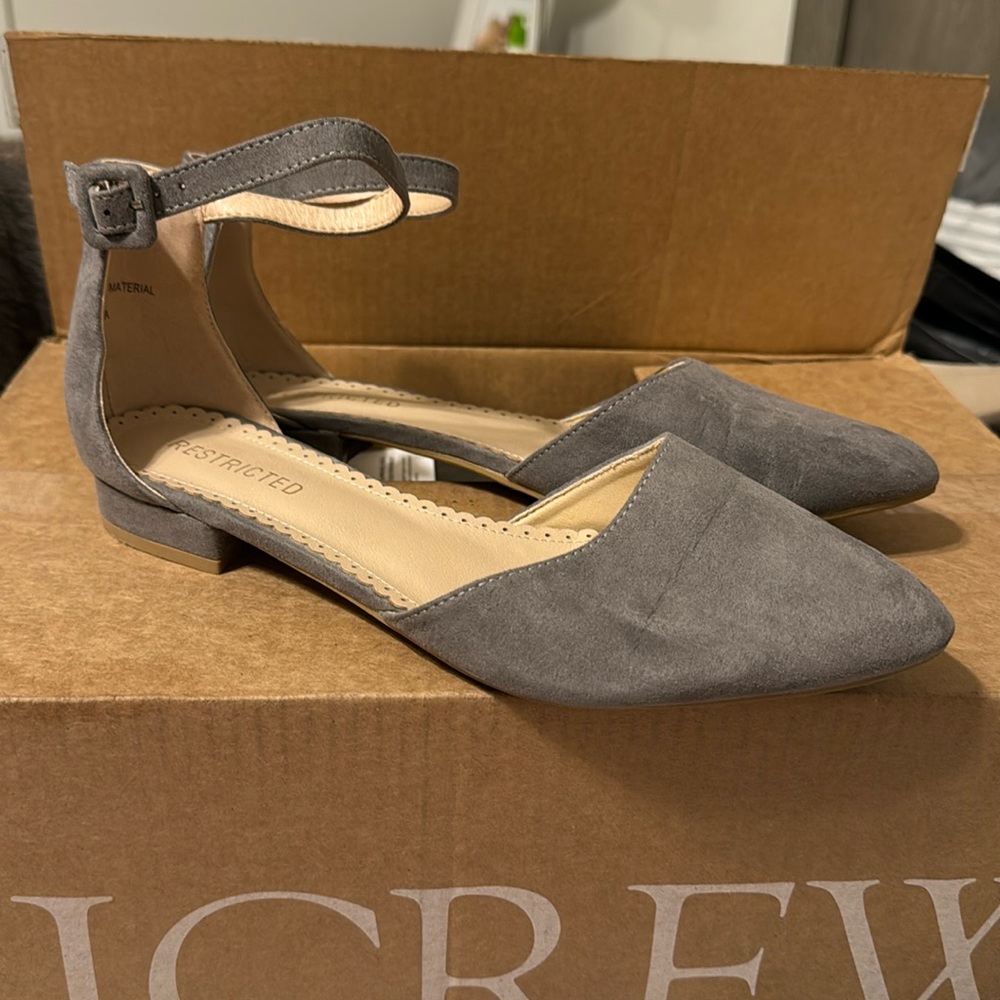 Grey Restricted heeled flat